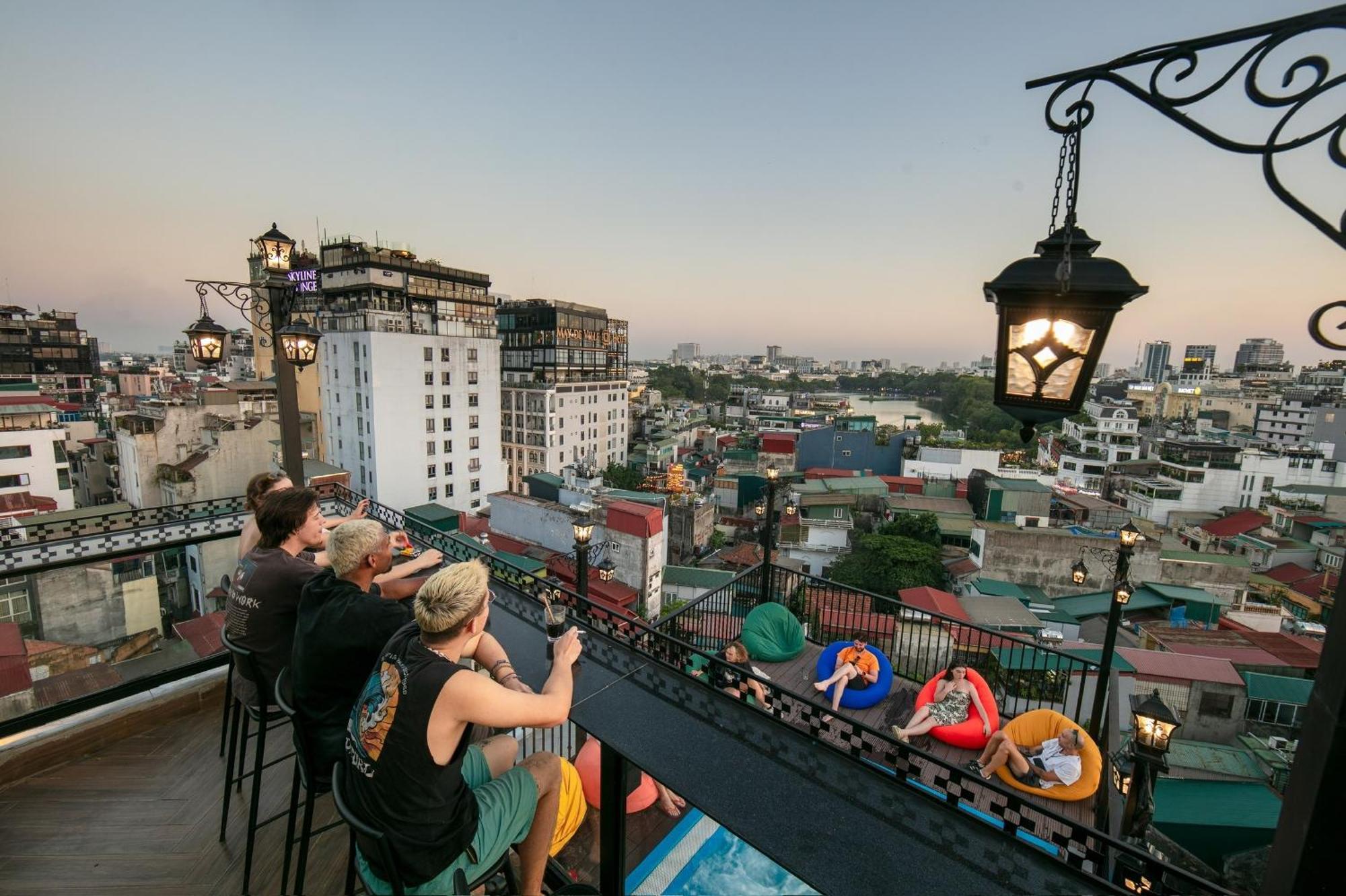 Lakeview Backpackers Hostel & Rooftop Bar Hanoi Dış mekan fotoğraf
