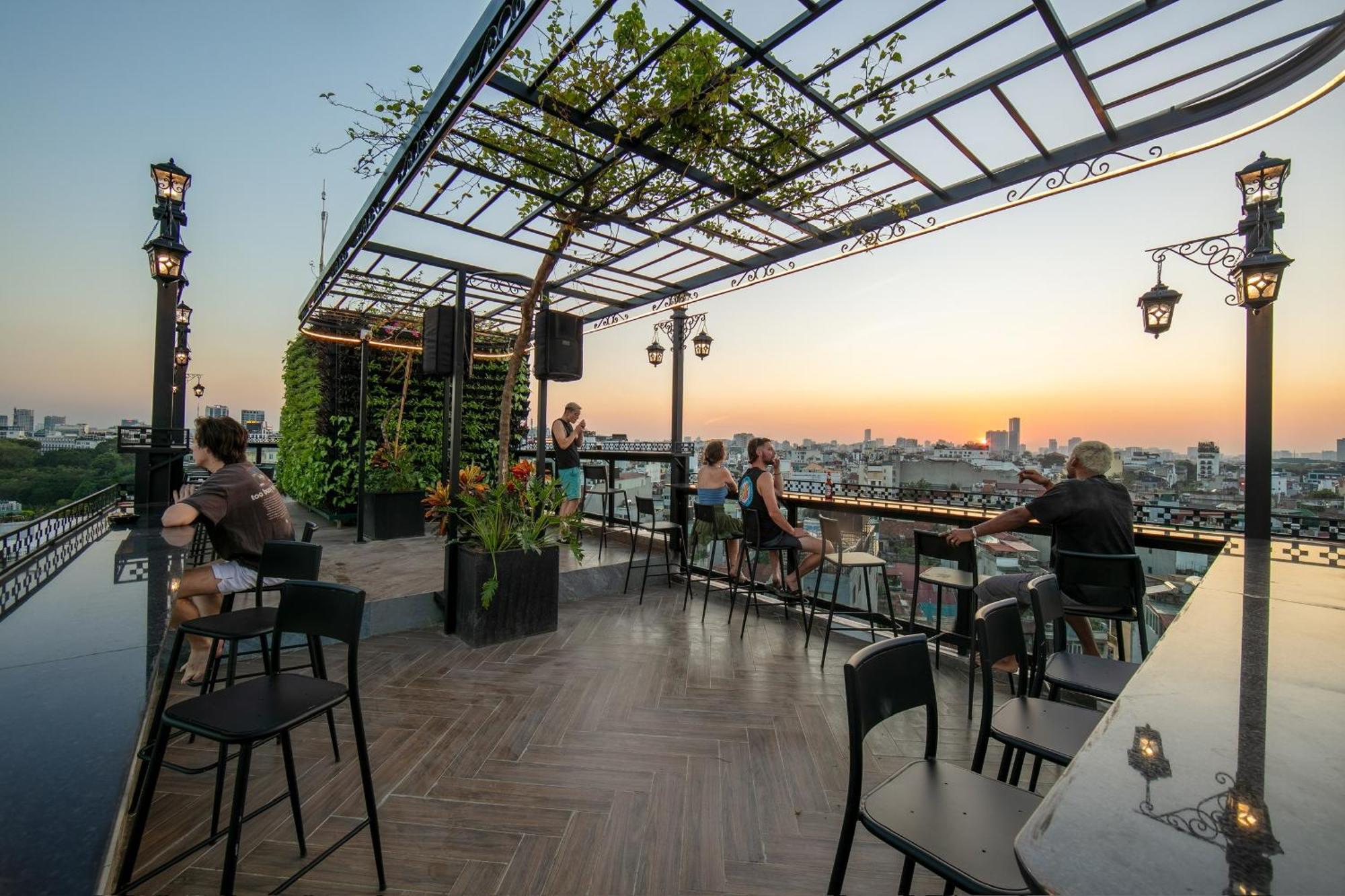 Lakeview Backpackers Hostel & Rooftop Bar Hanoi Dış mekan fotoğraf