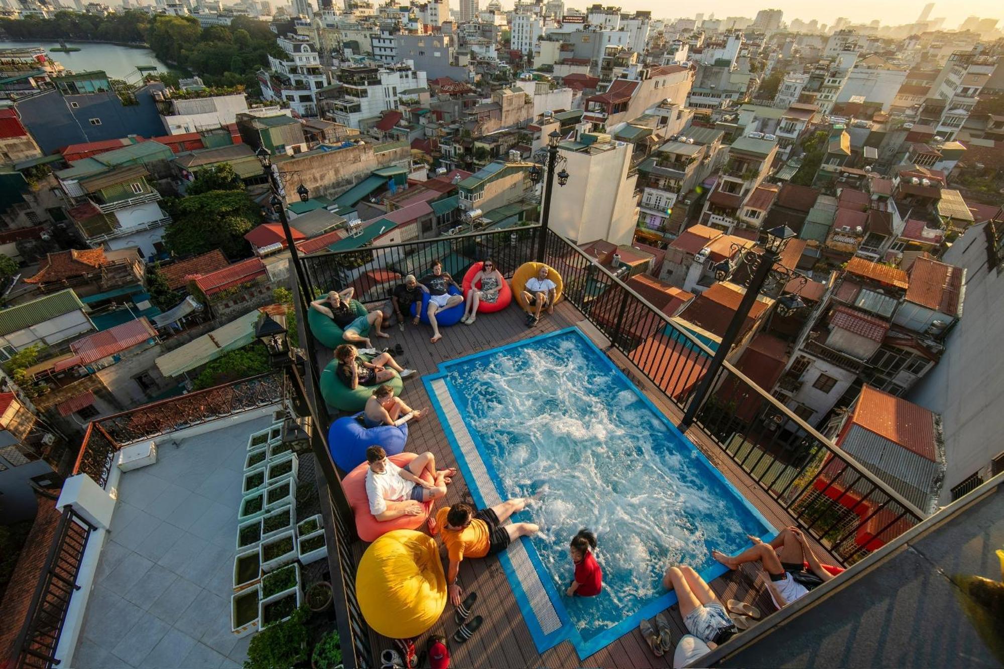 Lakeview Backpackers Hostel & Rooftop Bar Hanoi Dış mekan fotoğraf
